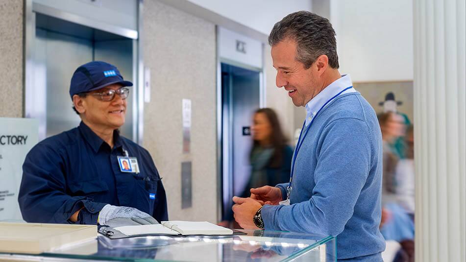 img_maintenance-technician-customer-retail-1902x1070